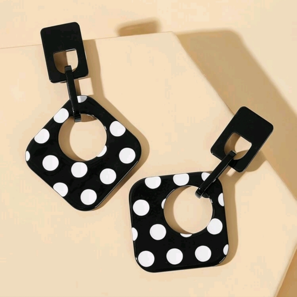 Lightweight Mod Polka Dot Earrings